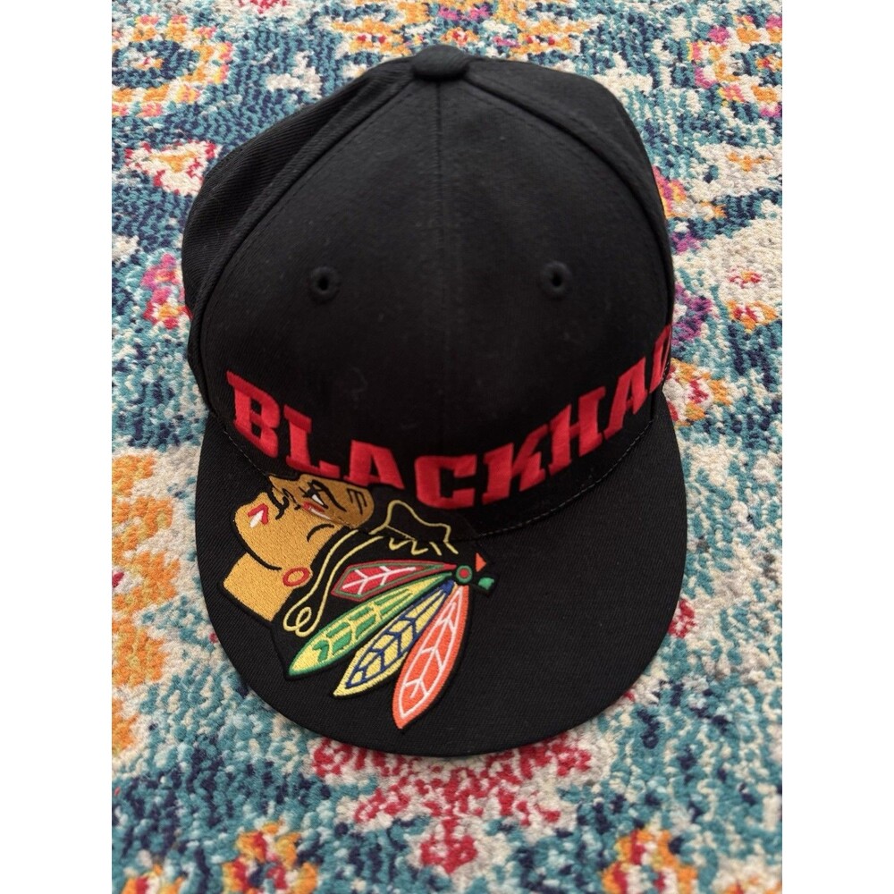 Chicago Blackhawks NHL Fitted Hat 6 7/8 - 7 1/4 Reebok‎ 210 Cap Large Logo Black